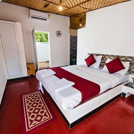 Hotel La Paulo'S Near Beach Resort Morjim Exteriör bild