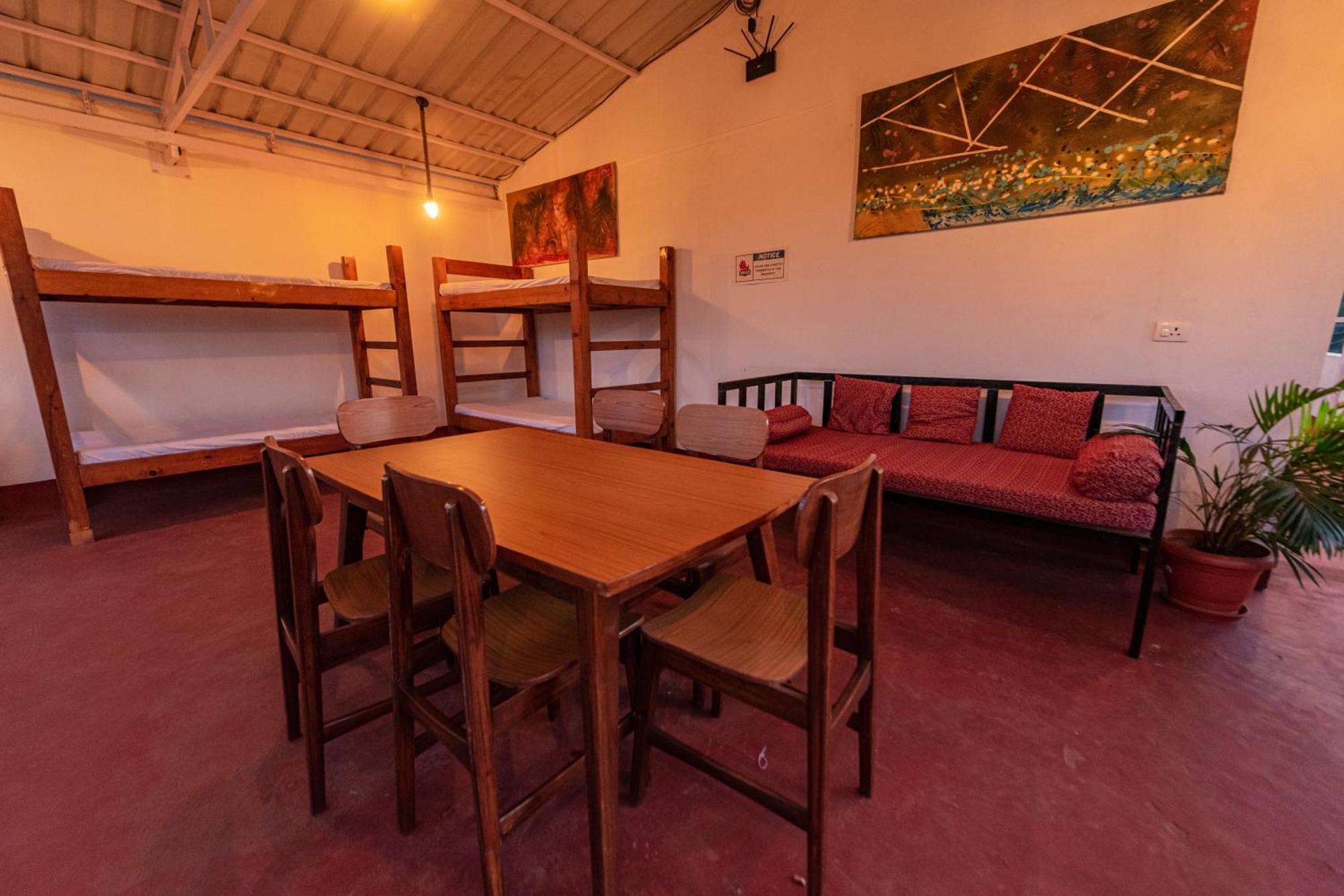 Hotel La Paulo'S Near Beach Resort Morjim Exteriör bild