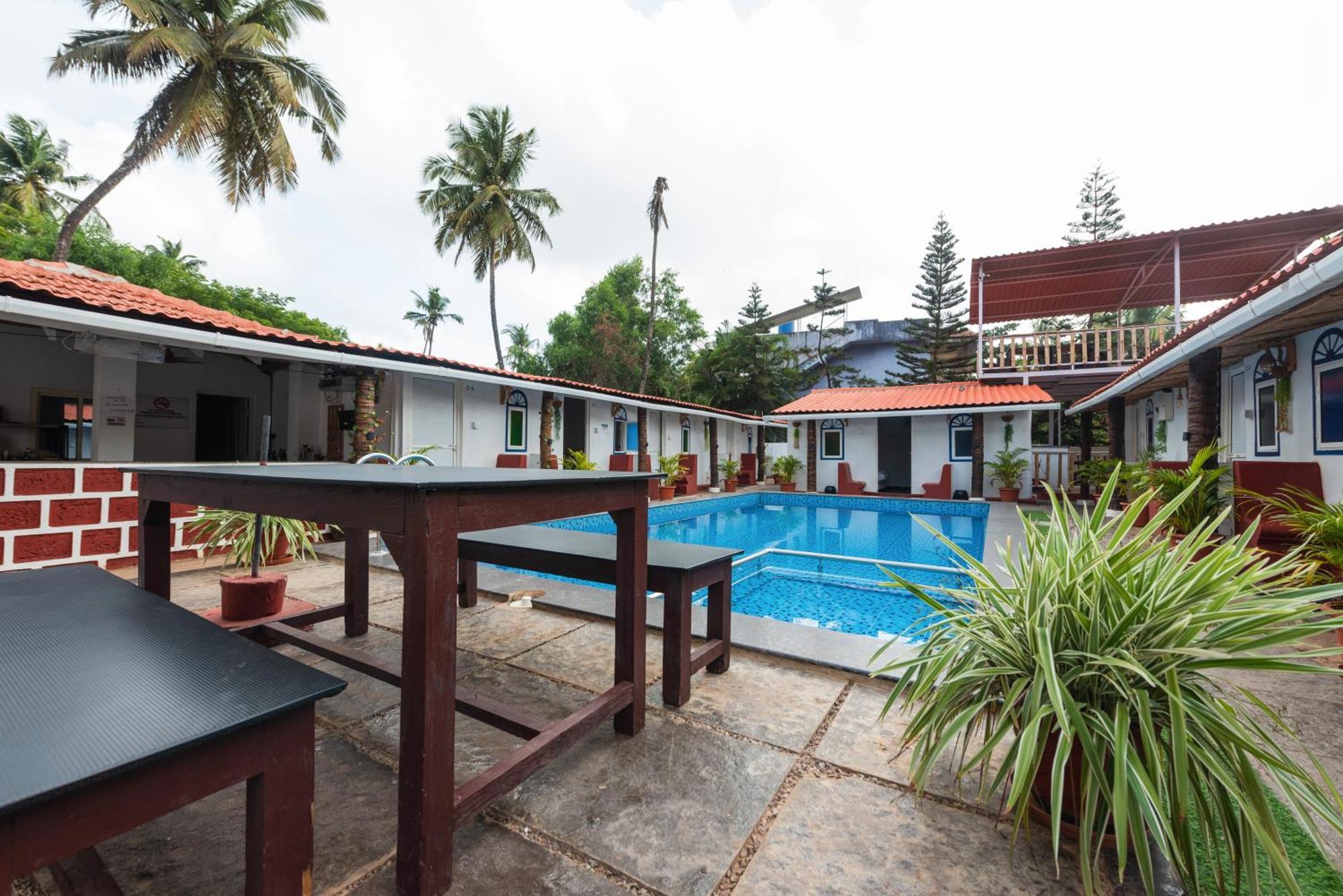 Hotel La Paulo'S Near Beach Resort Morjim Exteriör bild