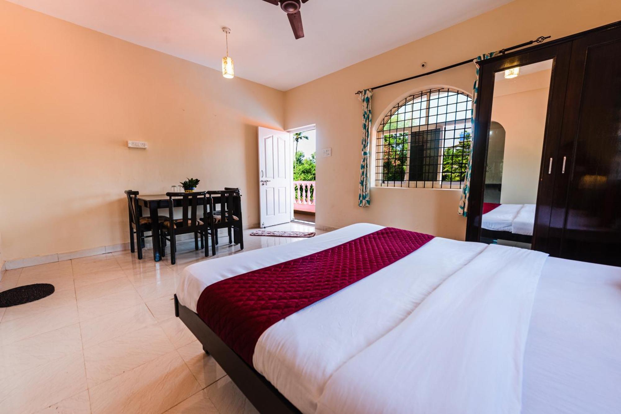 Hotel La Paulo'S Near Beach Resort Morjim Exteriör bild