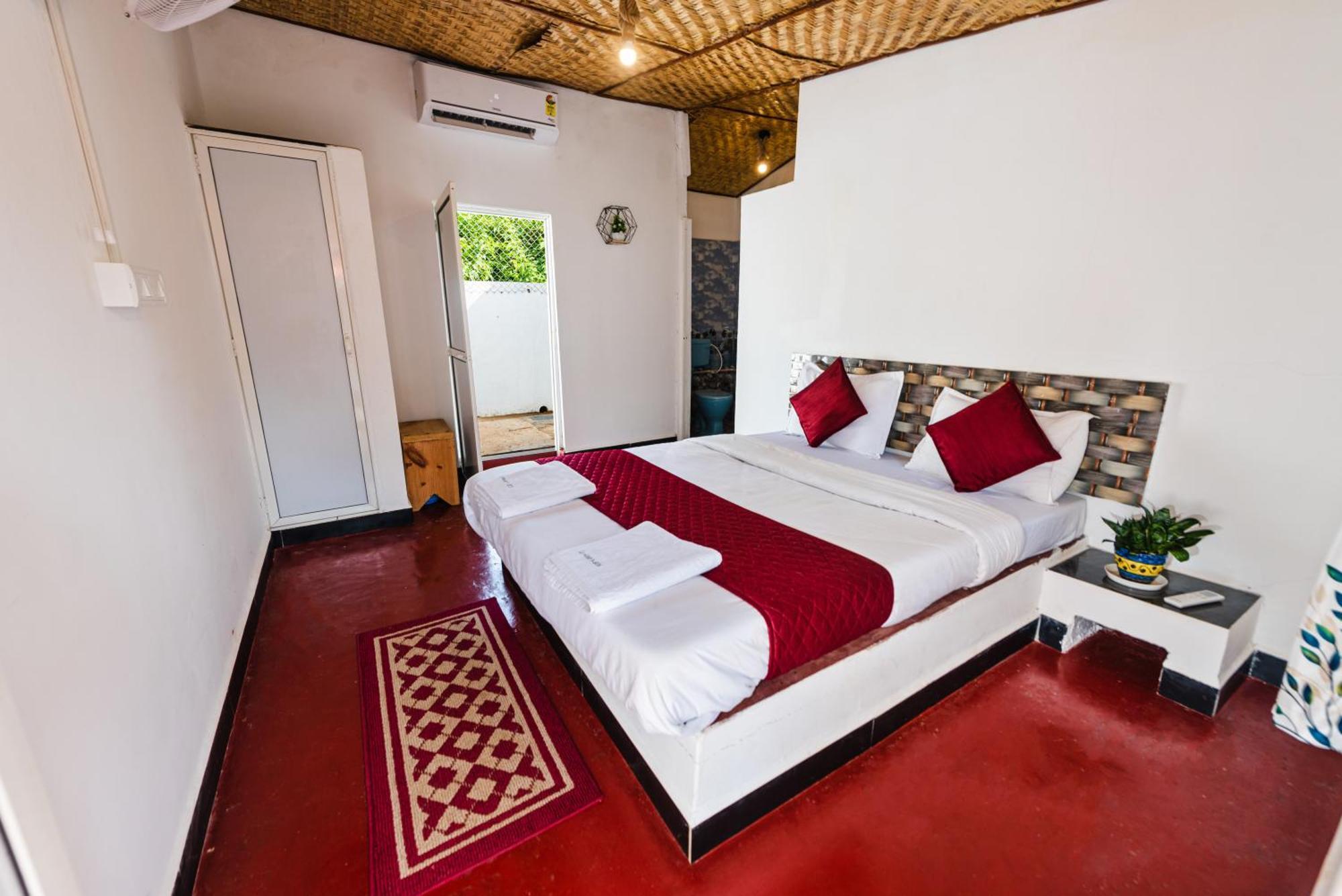 Hotel La Paulo'S Near Beach Resort Morjim Exteriör bild