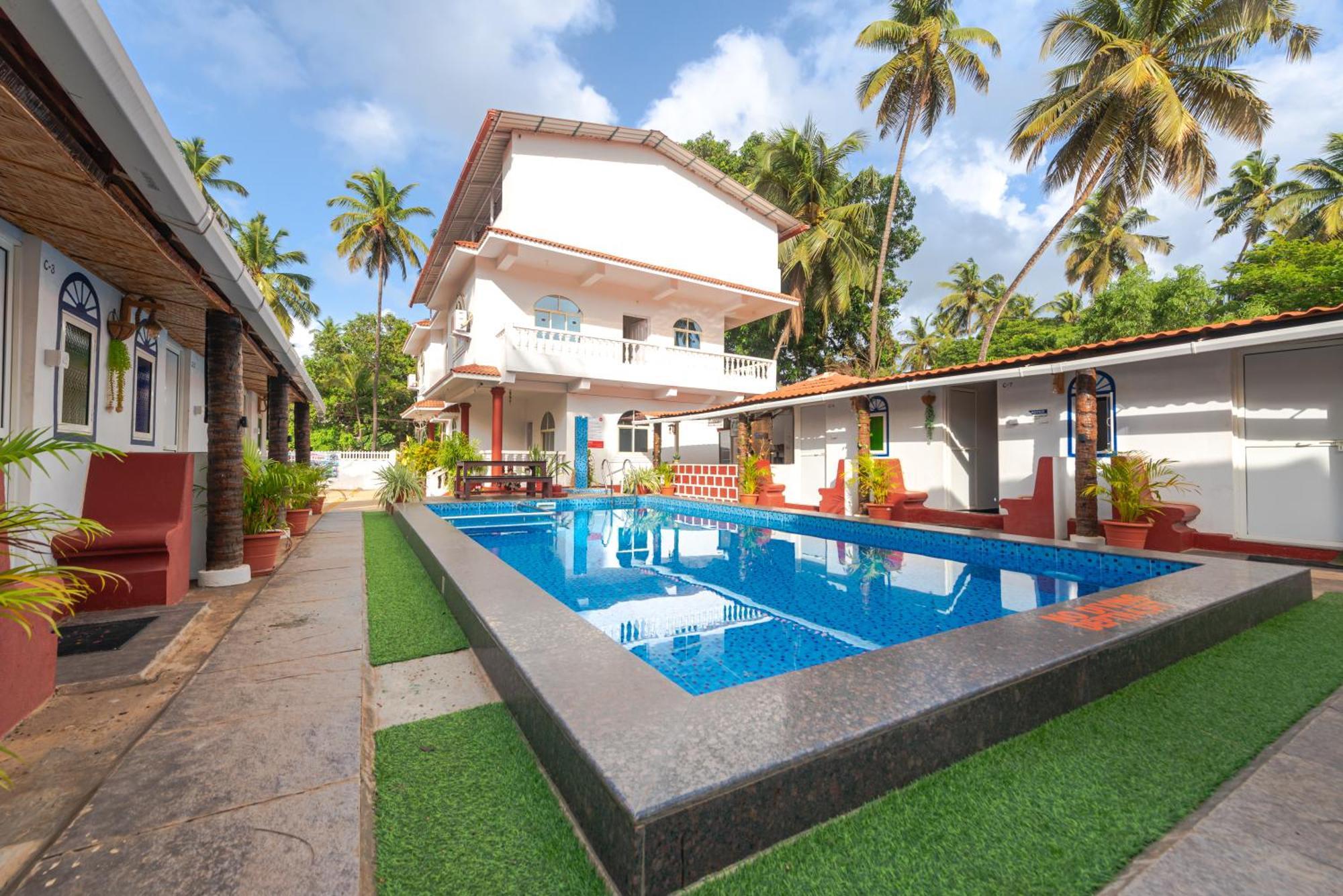 Hotel La Paulo'S Near Beach Resort Morjim Exteriör bild