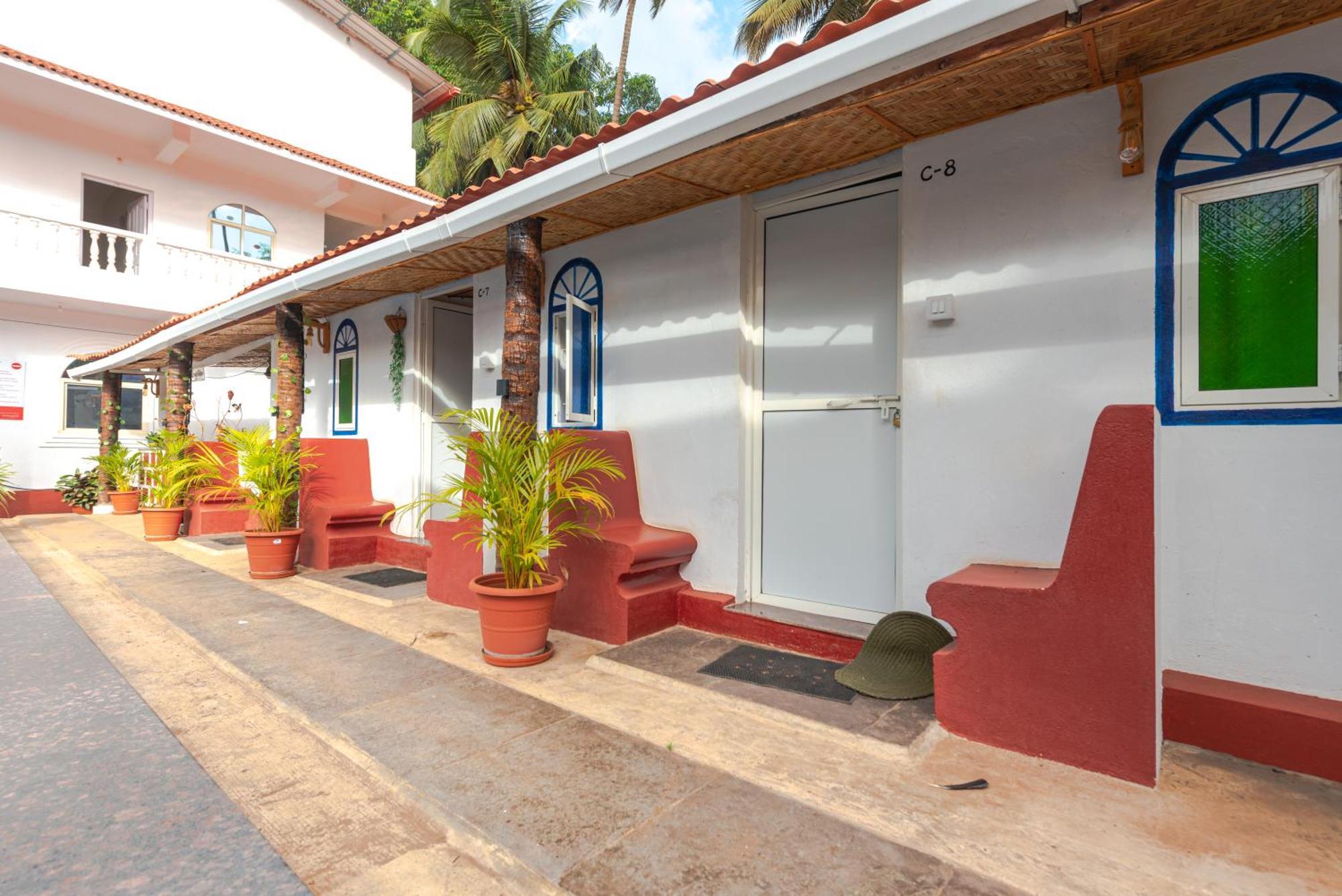Hotel La Paulo'S Near Beach Resort Morjim Exteriör bild